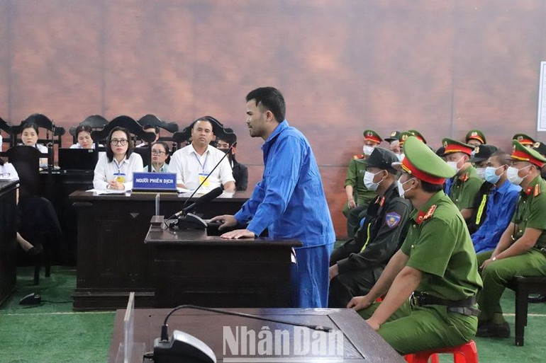 Bị cáo Y Tim Niê được đưa ra thẩm vấn, xét hỏi tại phiên tòa.