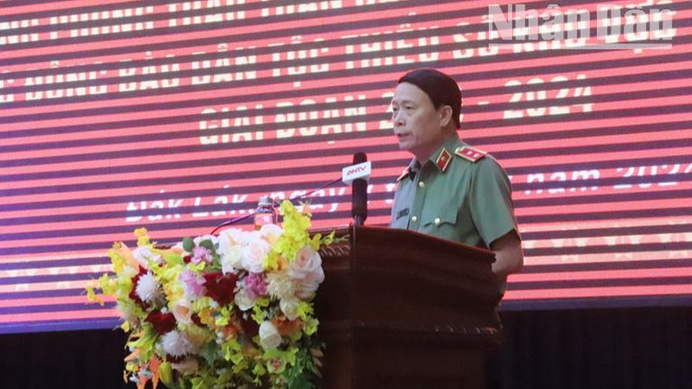 Trung tướng Lê Quốc Hùng, Thứ trưởng Công an, Trưởng Ban Chỉ đạo thực hiện Phong trào toàn dân bảo vệ an ninh Tổ quốc Trung ương phát biểu tại hội nghị.