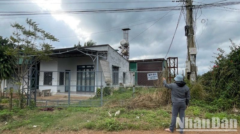 Đại lý thu mua nông sản Mai Cầu treo biển bán đất nhưng tên liên hệ lại là một người khác khiến các hộ dân bức xúc.