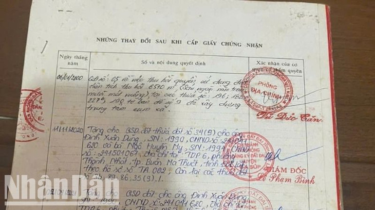 Tại Quyết định 05/QĐ-UBND ngày 6/1/2000 Ủy ban nhân dân huyện Ea Súp về việc thu hồi 4thửa đất của gia đình ông Tửu, không có thửa đất 227b, thế nhưng tại bìa IV Giấy chứng nhận quyền sử dụng đất số 0373714 cấp ngày 12/11/1998 cho gia đình ông Tửu, ở mục: Những thay đổi sau khi cấp Giấy chứng nhận, ngày 6/1/2000, Phòng địa chính huyện Ea Súp ghi: “Quyết định số 05 về việc thu hồi quyền sử dụng đất, diện tích thu hồi 6.510m2 tại các thửa số: 196, 182, 227b, 190 tờ bản đồ số 9 để xây dựng trung tâm cụm xã”, khiến gia đình ông không thể làm nhà hay chia cho con cái được.