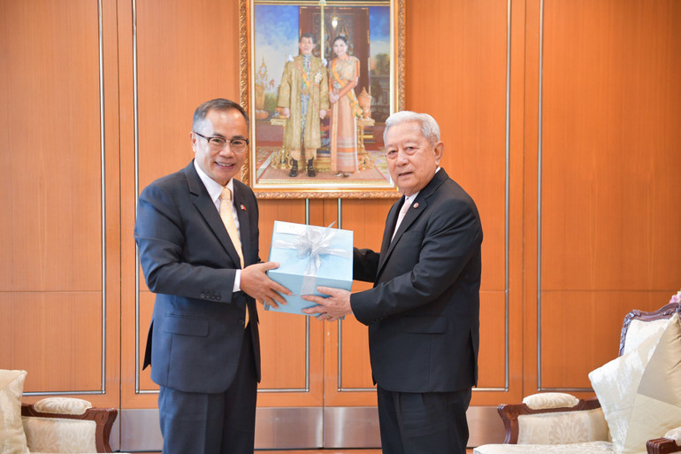 Đại sứ Phan Chí Thành tặng quà lưu niệm Chủ tịch Hội đồng Cơ mật Hoàng gia Thái Lan Surayud Chulanont.