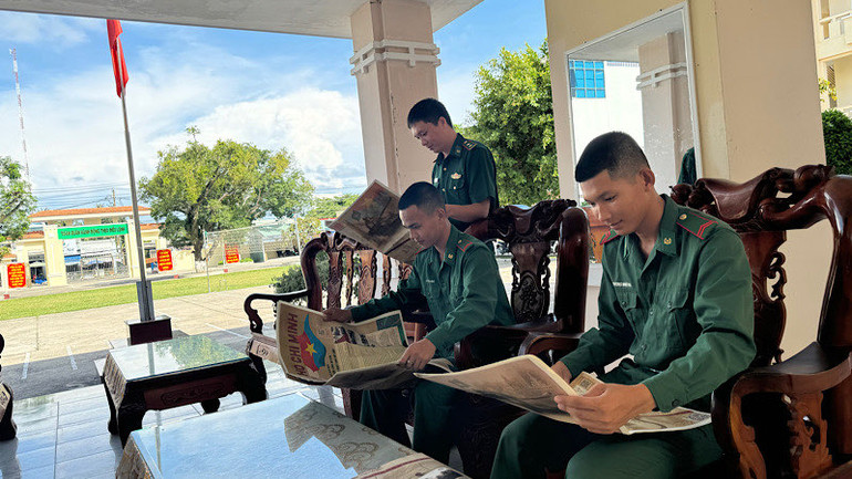 Bên bàn trà lúc nghỉ trưa, các cán bộ, chiến sĩ đồn Biên phòng cũng tranh thủ đọc.