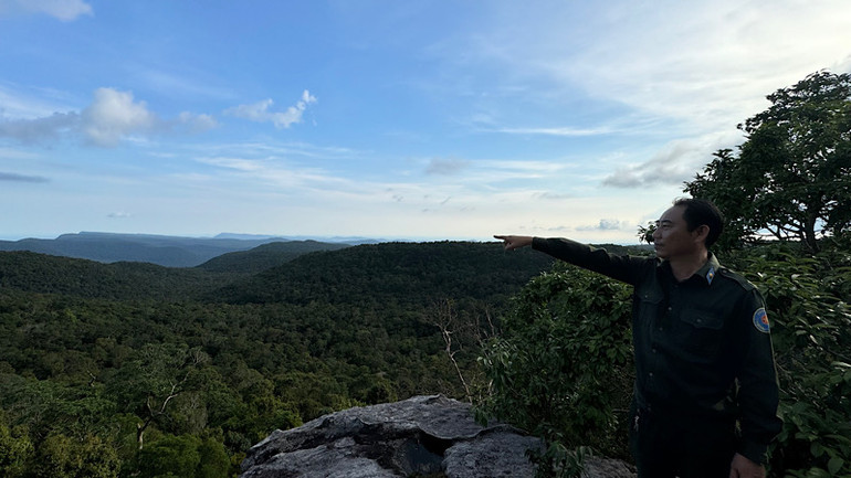 Ông Đặng Huy Anh (Đội Quản lý bảo vệ rừng xóm Mới) tuần tra ở khu vực núi Chúa. Ông Đặng Huy Anh (Đội Quản lý bảo vệ rừng xóm Mới) tuần tra ở khu vực núi Chúa.
