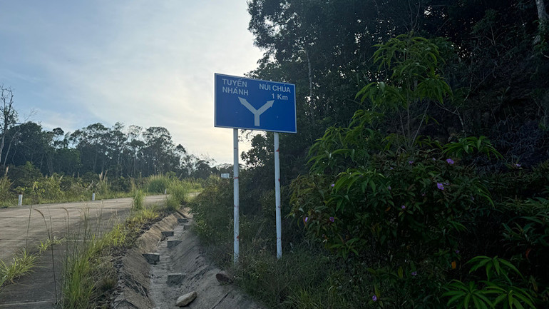 ...với nhiều khúc cua có độ dốc lớn. ...với nhiều khúc cua có độ dốc lớn.