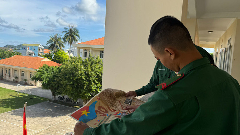 Chiến sĩ tranh thủ đọc phụ san lúc nghỉ ngơi.