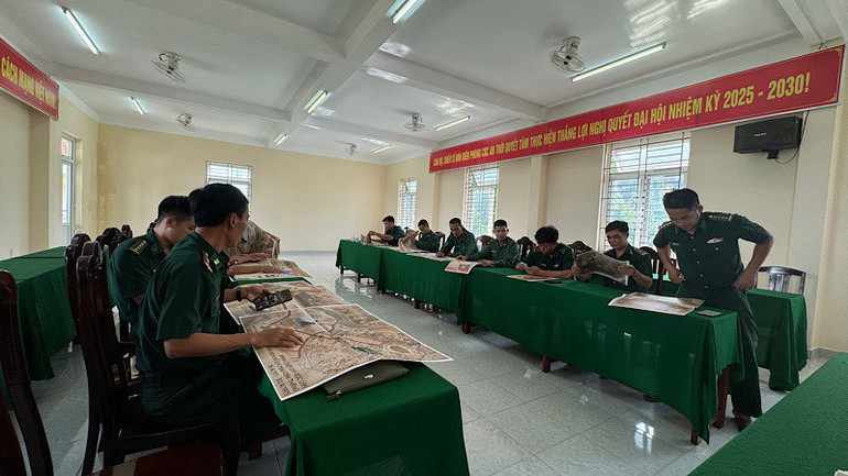 Cán bộ, chiến sĩ sinh hoạt ở hội trường hồi tưởng lại lịch sử dân tộc ngày 30/4/1975.