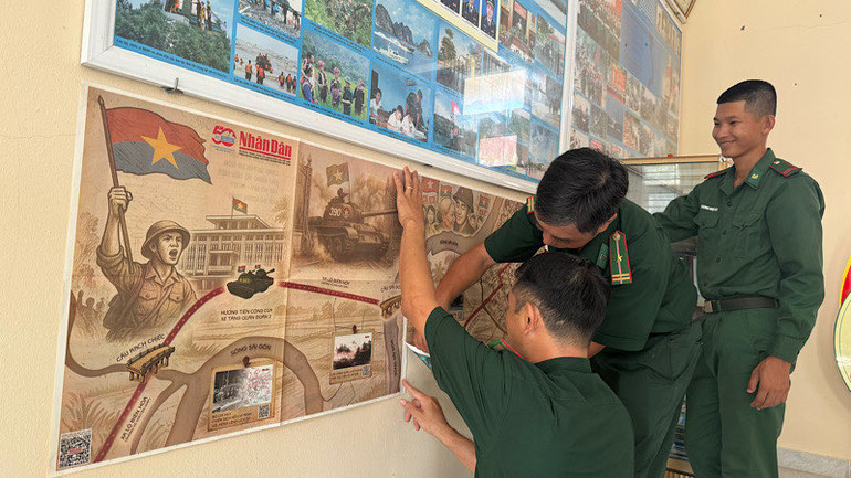 Bộ ấn phẩm cũng được dán ở phòng Hồ Chí Minh...