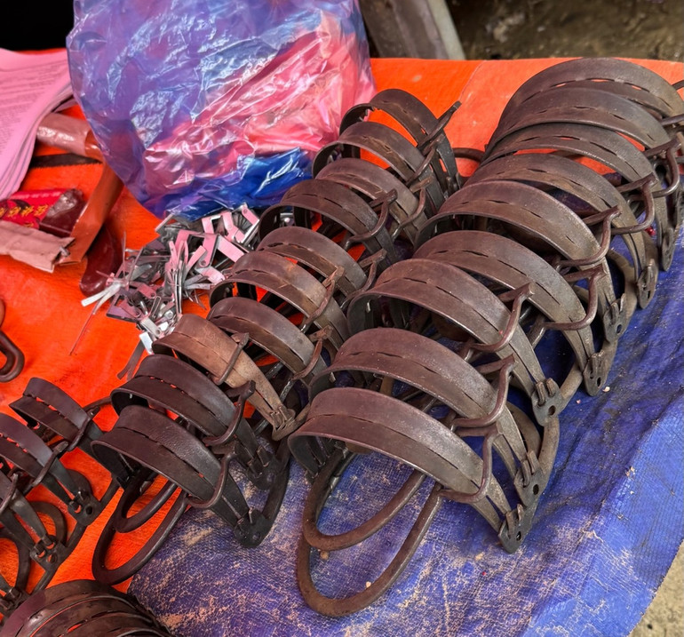 Bẫy kiềng được bày bán tại phiên chợ Cán Cấu, huyện Bắc Hà, tỉnh Lào Cai. (Ảnh: HẠNH VÂN)