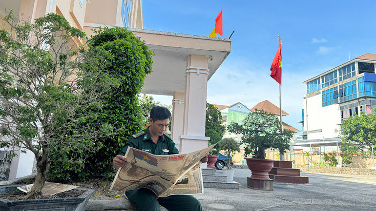 Thiếu tá Đinh Văn Hướng nghiên cứu lịch sử, tìm hiểu thông tin phục vụ cho công tác vận động quần chúng.