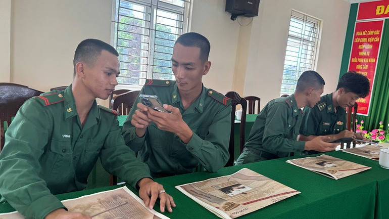 Chỉ cho nhau cách quét mã QR.