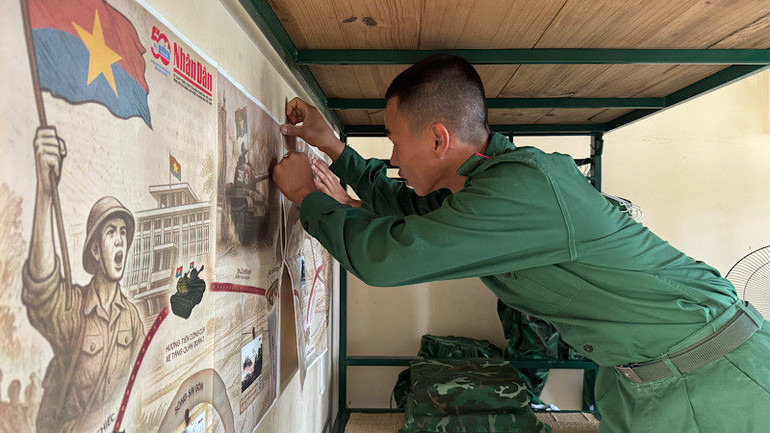 Cẩn thận dán ấn phẩm.