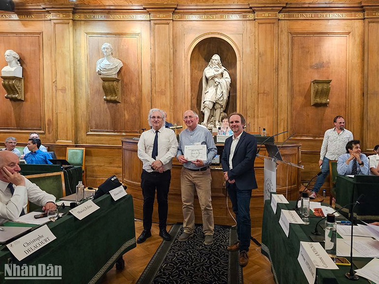 Các cộng sự người Pháp, thay mặt hai nhà khoa học Việt Nam không thể đến dự, giới thiệu các công trình nghiên cứu tại buổi lễ vinh danh. (Ảnh: MINH DUY)