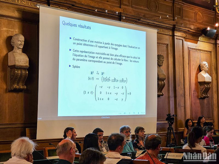 Giới thiệu công trình nghiên cứu lý thuyết toán hình học của nhà khoa học Trần Quang Hòa. (Ảnh: MINH DUY)