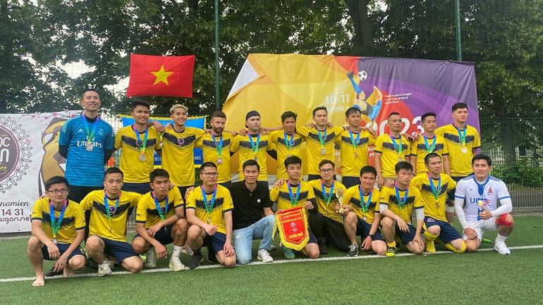 Gió Lào FC xuất sắc về vị trí thứ nhì. (Ảnh: MINH DUY)