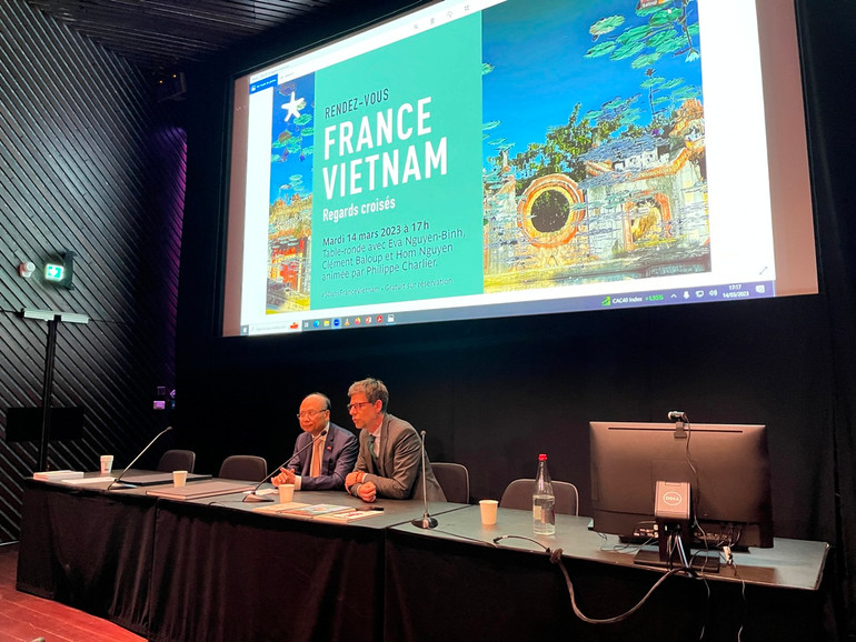 Đại sứ Việt Nam tại Pháp Đinh Toàn Thắng phát biểu khai mạc tại buổi gặp gỡ với một số nghệ sĩ Pháp gốc Việt, diễn ra chiều 14/3 tại Bảo tàng Quai Branly - Jacques Chirac (Paris). Đại sứ Việt Nam tại Pháp Đinh Toàn Thắng phát biểu khai mạc tại buổi gặp gỡ với một số nghệ sĩ Pháp gốc Việt, diễn ra chiều 14/3 tại Bảo tàng Quai Branly - Jacques Chirac (Paris).