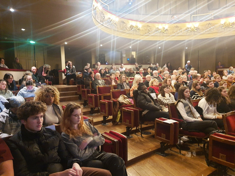 Chuỗi hoạt động “Việt Nam trên sân khấu” thu hút đông đảo công chúng tại thành phố Fontainebleau và một số vùng lân cận ở nhiều lứa tuổi tới tham dự. Chuỗi hoạt động “Việt Nam trên sân khấu” thu hút đông đảo công chúng tại thành phố Fontainebleau và một số vùng lân cận ở nhiều lứa tuổi tới tham dự.