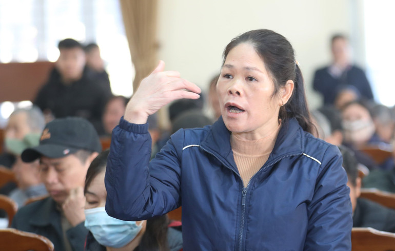 Người dân phát biểu ý kiến với phía đại diện Ủy ban nhân dân tỉnh Lạng Sơn.