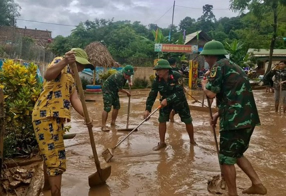 Lực lượng Công an huyện Quỳ Châu, Ban chỉ huy Quân sự huyện Quỳ Châu giúp các trường học ở Châu Hạnh vệ sinh môi trường, rửa dọn bàn ghế, đồ dùng học tập.