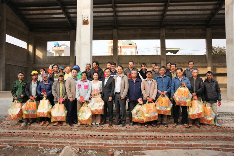 Ông Đặng Quốc Bảo, Phó Tổng Giám đốc Trungnam Group trao quà Tết và động viên công nhân tại công trường nhà đa năng.