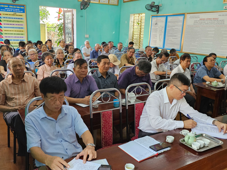 Các đảng viên Tổ dân phố Phú Thọ 1, phường Phú Sơn dự sinh hoạt chi bộ thường kỳ.