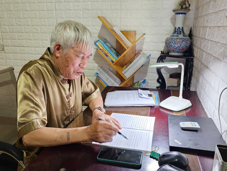 Bí thư Chi bộ Tổ dân phố Quang Trung 2 chuẩn bị nội dung sinh hoạt chi bộ định kỳ.