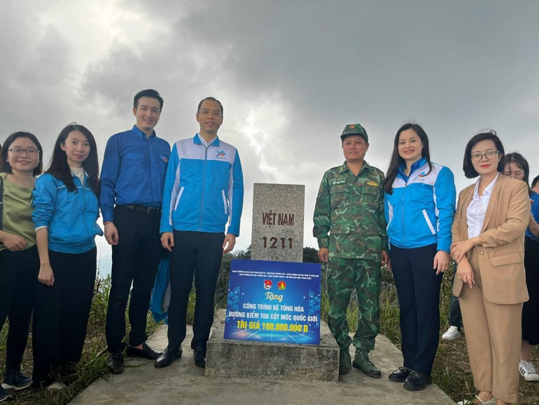 Thành đoàn Hà Nội trao tặng “Công trình bê-tông hóa đường kiểm tra cột mốc Quốc giới".