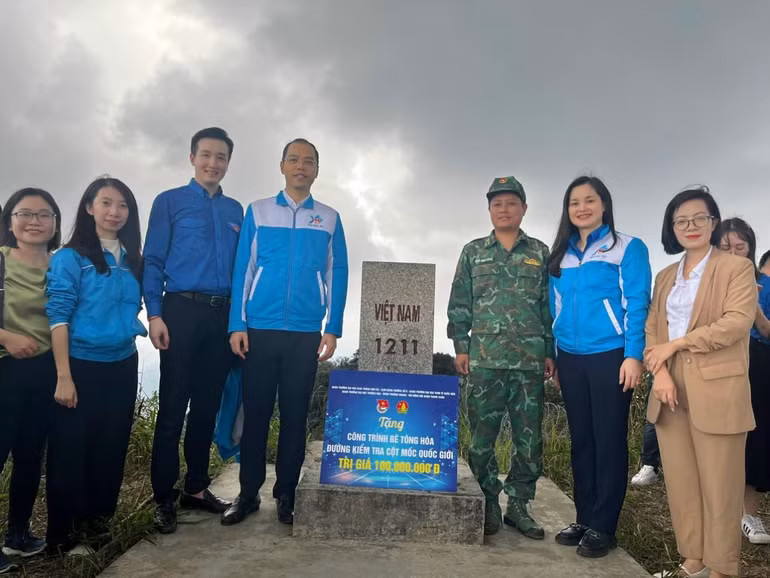Thành đoàn Hà Nội trao tặng “Công trình bê-tông hóa đường kiểm tra cột mốc Quốc giới".