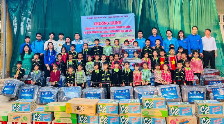 Trao tặng quà cho học sinh có hoàn cảnh khó khăn tại điểm trường Nà Tâm, Trường tiểu học Cao Lâu, huyện Cao Lộc.
