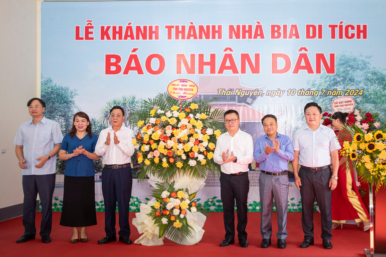 Đồng chí Đặng Xuân Trường, Ủy viên Ban Thường vụ, Phó Chủ tịch Thường trực Ủy ban nhân dân tỉnh Thái Nguyên cùng đồng chí Nguyễn Thị Mai, Ủy viên Ban Chấp hành Đảng bộ tỉnh Thái Nguyên, Phó Trưởng ban Thường trực Ban Tuyên giáo Tỉnh ủy thay mặt Tỉnh ủy, Hội đồng nhân dân, Ủy ban nhân dân tỉnh Thái Nguyên tặng lẵng hoa chúc mừng Báo Nhân Dân.