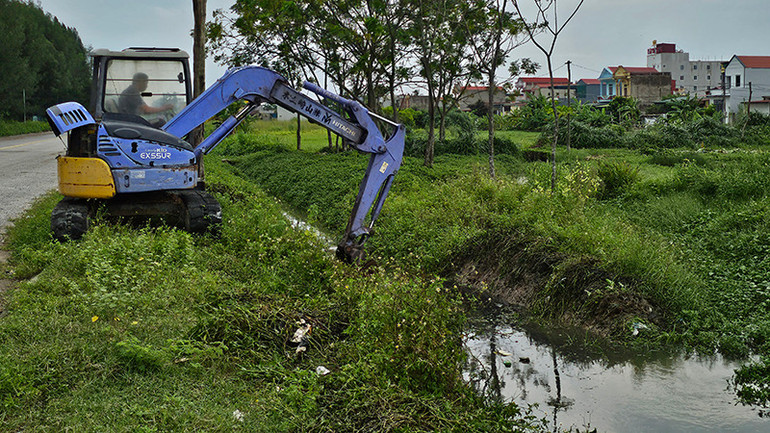 Phương tiện cơ giới vét mương, tiêu thoát nước.