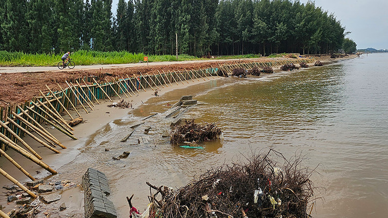 Đoạn bờ biển sạt lở đã được gia cố bước đầu.