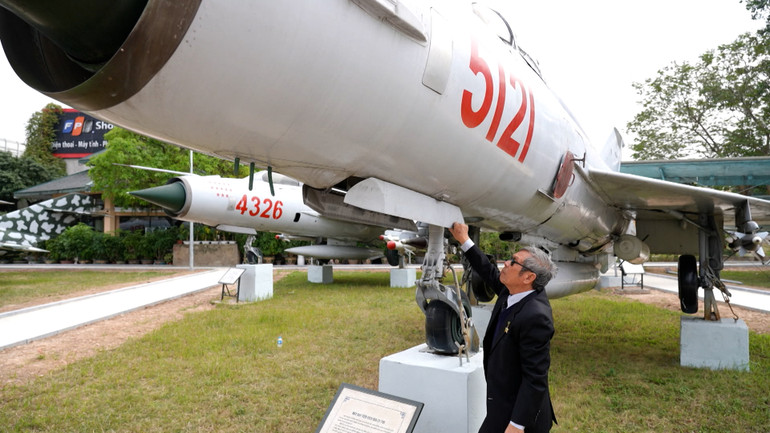 Đại tá Nguyễn Công Huy tham quan Bảo tàng Phòng không-Không quân. Đại tá Nguyễn Công Huy tham quan Bảo tàng Phòng không-Không quân.
