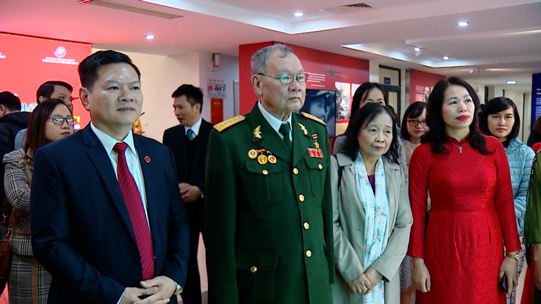 Đại tá Nguyễn Đình Kiên (người mặc quân phục) tham quan một triển lãm tại Hà Nội. Đại tá Nguyễn Đình Kiên (người mặc quân phục) tham quan một triển lãm tại Hà Nội.