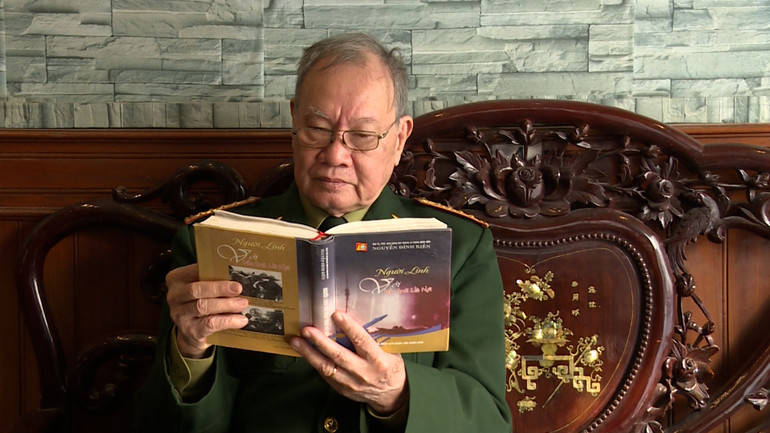 Chiến dịch lịch sử 12 ngày đêm trở thành một phần ký ức không thể lãng quên của Đại tá Nguyễn Đình Kiên. Chiến dịch lịch sử 12 ngày đêm trở thành một phần ký ức không thể lãng quên của Đại tá Nguyễn Đình Kiên.