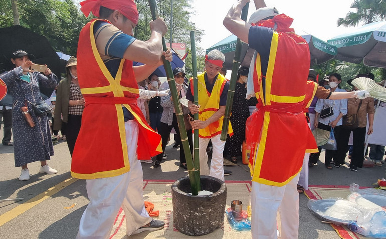 Các đội thi giã bánh giầy phải thổi 5kg gạo nếp thành xôi trong thời gian tối đa 30 phút, giã và bắt thành 10 chiếc bánh giầy trong thời gian tối đa 15 phút.