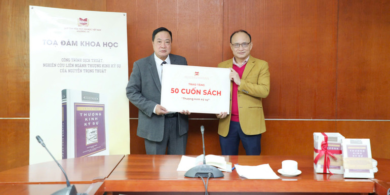 Đại diện Sàn Văn hóa Học và Đọc Việt Nam-Hocdoc.vn trao tặng sách cho Học viện Khoa học xã hội. Đại diện Sàn Văn hóa Học và Đọc Việt Nam-Hocdoc.vn trao tặng sách cho Học viện Khoa học xã hội.