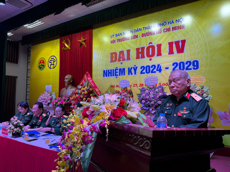 Thiếu tướng Võ Sở, Chủ tịch Hội Truyền thống Trường Sơn-Đường Hồ Chí Minh Việt Nam, phát biểu chỉ đạo tại đại hội.