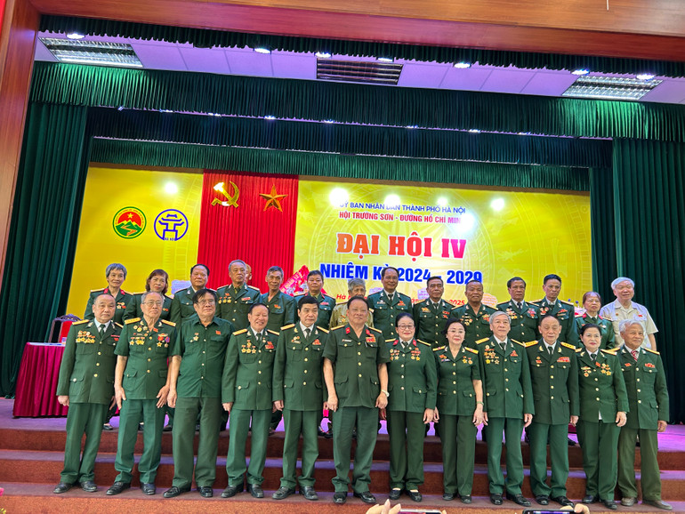 Ban Chấp hành Hội Trường Sơn-Đường Hồ Chí Minh thành phố Hà Nội nhiệm kỳ 2024-2029 ra mắt đại hội.
