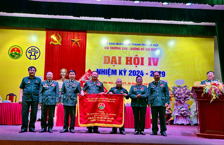 Thiếu tướng Võ Sở, Chủ tịch Hội Truyền thống Trường Sơn-Đường Hồ Chí Minh Việt Nam trao cờ Đơn vị thi đua xuất sắc tiêu biểu cho Hội Truyền thống Trường Sơn-Đường Hồ Chí Minh thành phố Hà Nội.