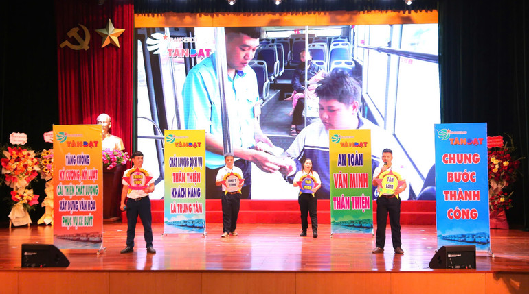 Phần thi của các đội thi diễn ra sôi nổi.