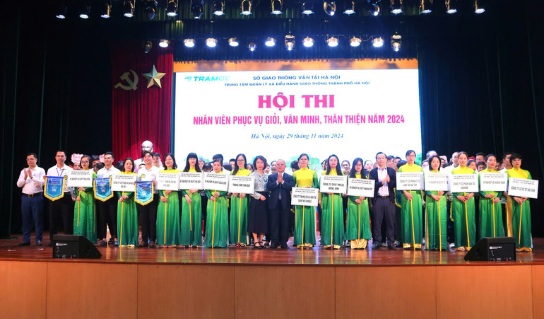 15 đội thi đến từ 10 doanh nghiệp vận tải hành khách công cộng bằng xe buýt trên địa bàn thành phố Hà Nội.