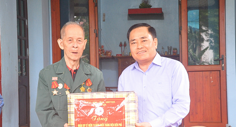 Đồng chí Hồ Tiến Thiệu, Chủ tịch Ủy ban nhân dân tỉnh Lạng Sơn, thăm tặng quà thương binh Lục Văn Mùi, trú tại thôn Làng Ngũa, xã Chi Lăng, huyện Chi Lăng (Lạng Sơn). Đồng chí Hồ Tiến Thiệu, Chủ tịch Ủy ban nhân dân tỉnh Lạng Sơn, thăm tặng quà thương binh Lục Văn Mùi, trú tại thôn Làng Ngũa, xã Chi Lăng, huyện Chi Lăng (Lạng Sơn).