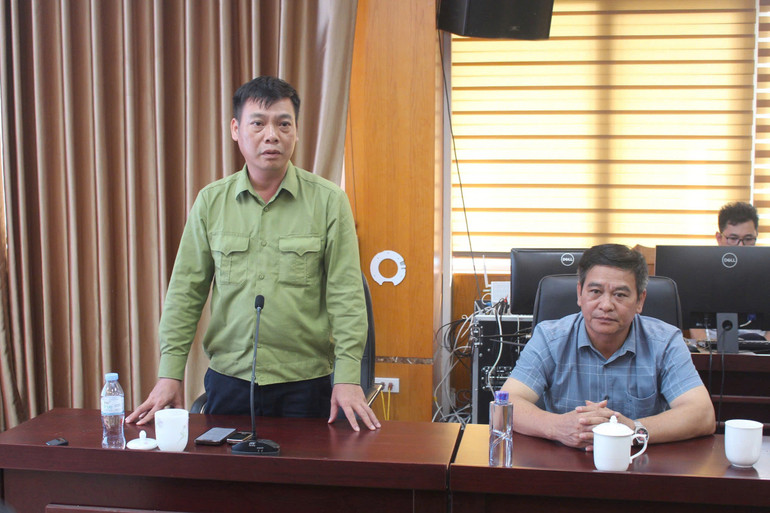 Đồng chí Trần Trọng Thông, Chủ tịch Ủy ban nhân dân huyện Bảo Yên, tỉnh Lào Cai, thông tin về tình hình khắc phục hậu quả lũ quét tại Làng Nủ.