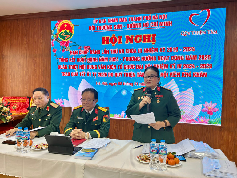 Phó Chủ tịch Thường trực Hội Trường Sơn-đường Hồ Chí Minh thành phố Hà Nội Ngô Thị Tuyết báo cáo tình hình hoạt động năm 2024 của hội. Phó Chủ tịch Thường trực Hội Trường Sơn-đường Hồ Chí Minh thành phố Hà Nội Ngô Thị Tuyết báo cáo tình hình hoạt động năm 2024 của hội.