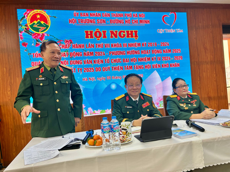 Thiếu tướng Hoàng Anh Tuấn, Phó Chủ tịch Thường trực Hội Truyền thống Trường Sơn-Đường Hồ Chí Minh Việt Nam ghi nhận và biểu dương những kết quả Hội Trường Sơn Hà Nội đã đạt được trong năm 2024. Thiếu tướng Hoàng Anh Tuấn, Phó Chủ tịch Thường trực Hội Truyền thống Trường Sơn-Đường Hồ Chí Minh Việt Nam ghi nhận và biểu dương những kết quả Hội Trường Sơn Hà Nội đã đạt được trong năm 2024.