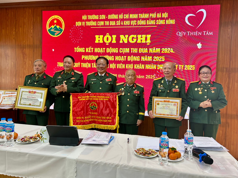 Trao tặng Cờ cho đơn vị xuất sắc Cụm Thi đua khu vực đồng bằng sông Hồng. Trao tặng Cờ cho đơn vị xuất sắc Cụm Thi đua khu vực đồng bằng sông Hồng.