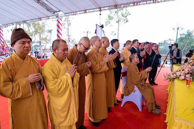 Các đại biểu dâng hương cầu quốc thái dân an.