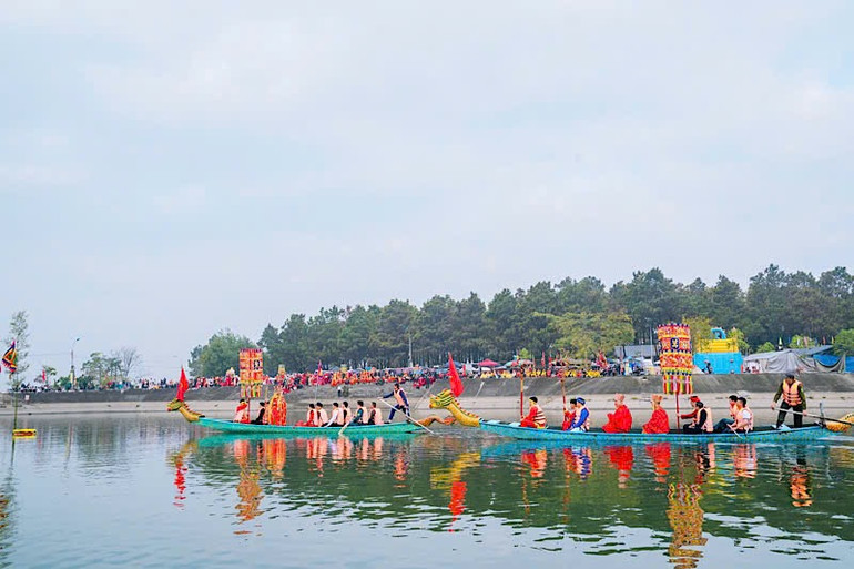 Nghi lễ rước nước tại Hồ Quỳnh.