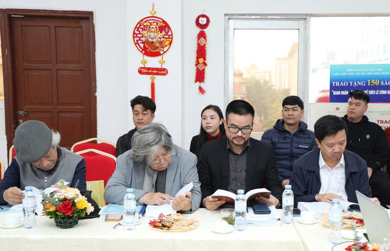 Các đại biểu chăm chú nghiên cứu các bản thảo.