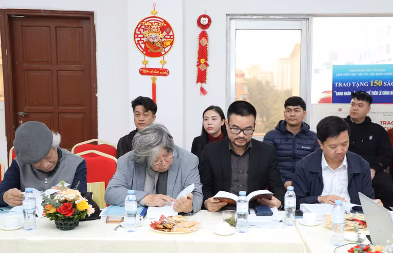 Các đại biểu chăm chú nghiên cứu các bản thảo.